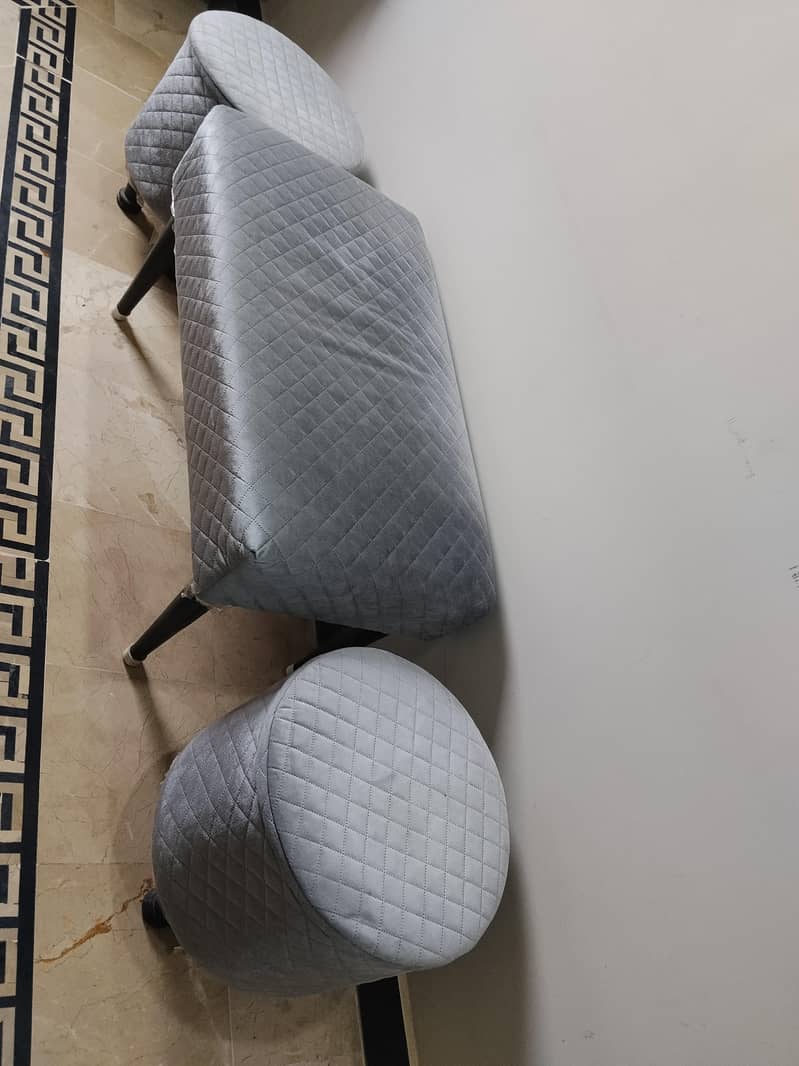 Settee 0