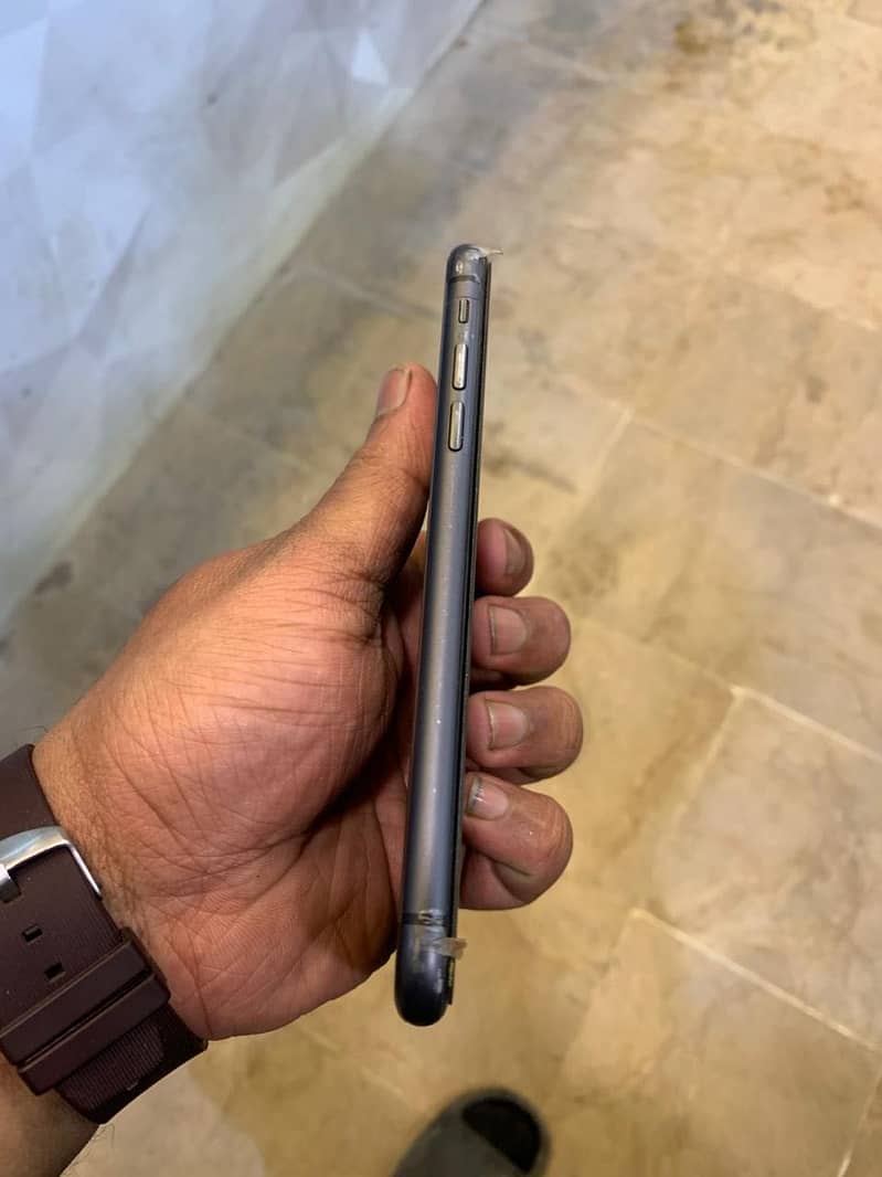 Apple iPhone 11 4