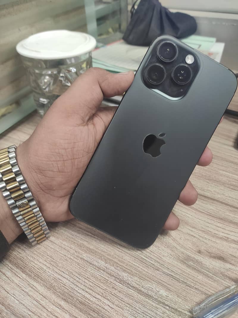 Apple iPhone 16 Pro Max 1