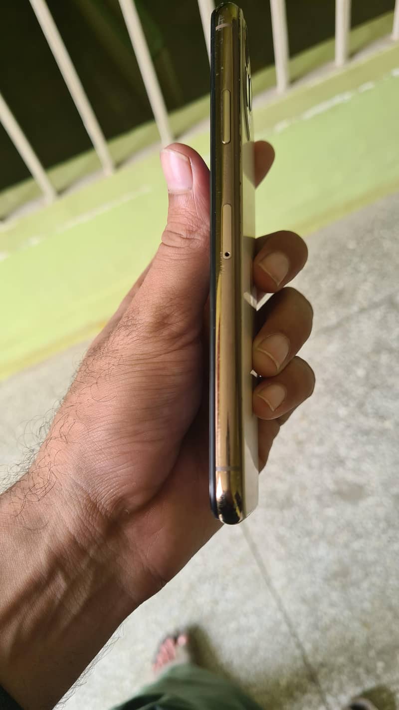 Apple iPhone 11 Pro Max 2