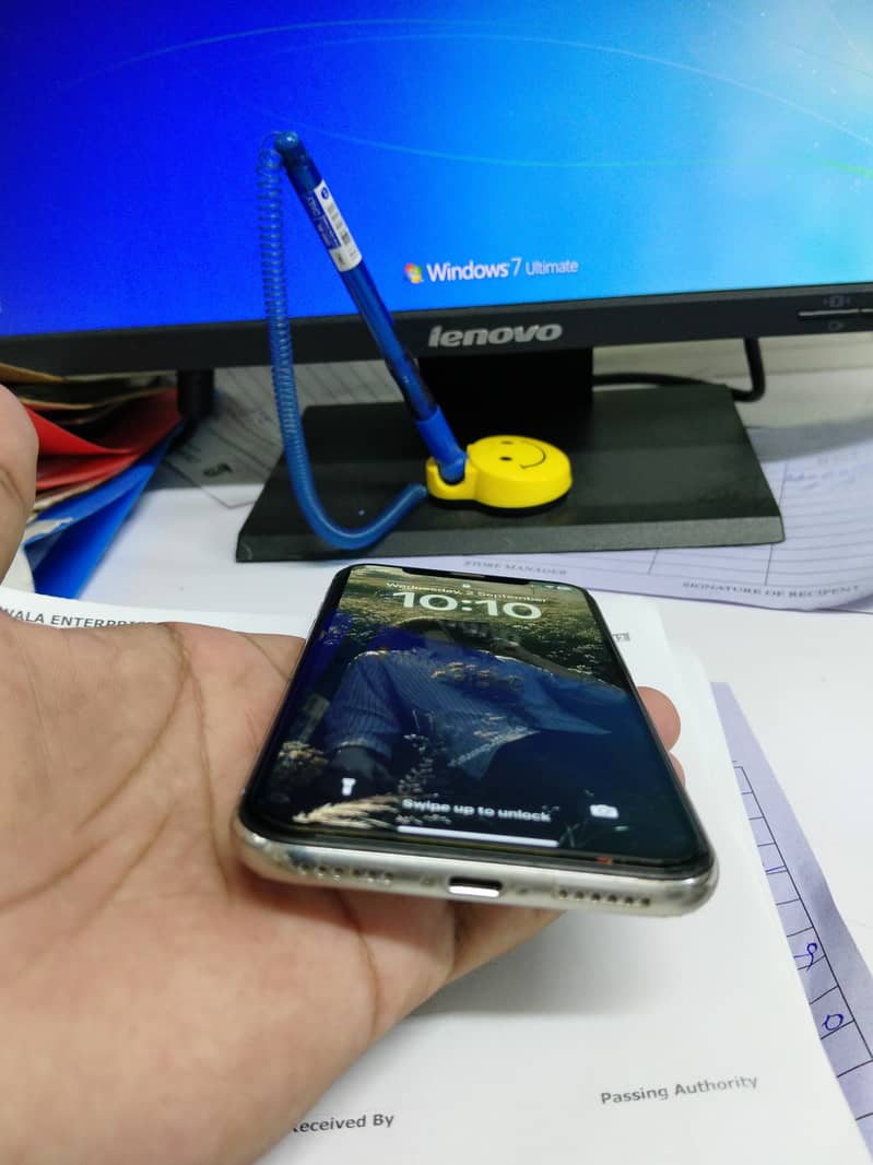 Apple iPhone X 4