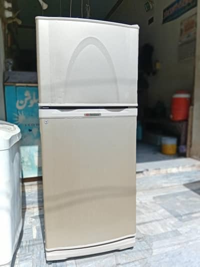 Dawlance medium size refrigerator for sell neet and clean.