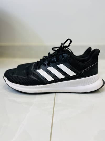 Adidas Slightly Used Shoes UK 9 for Sale