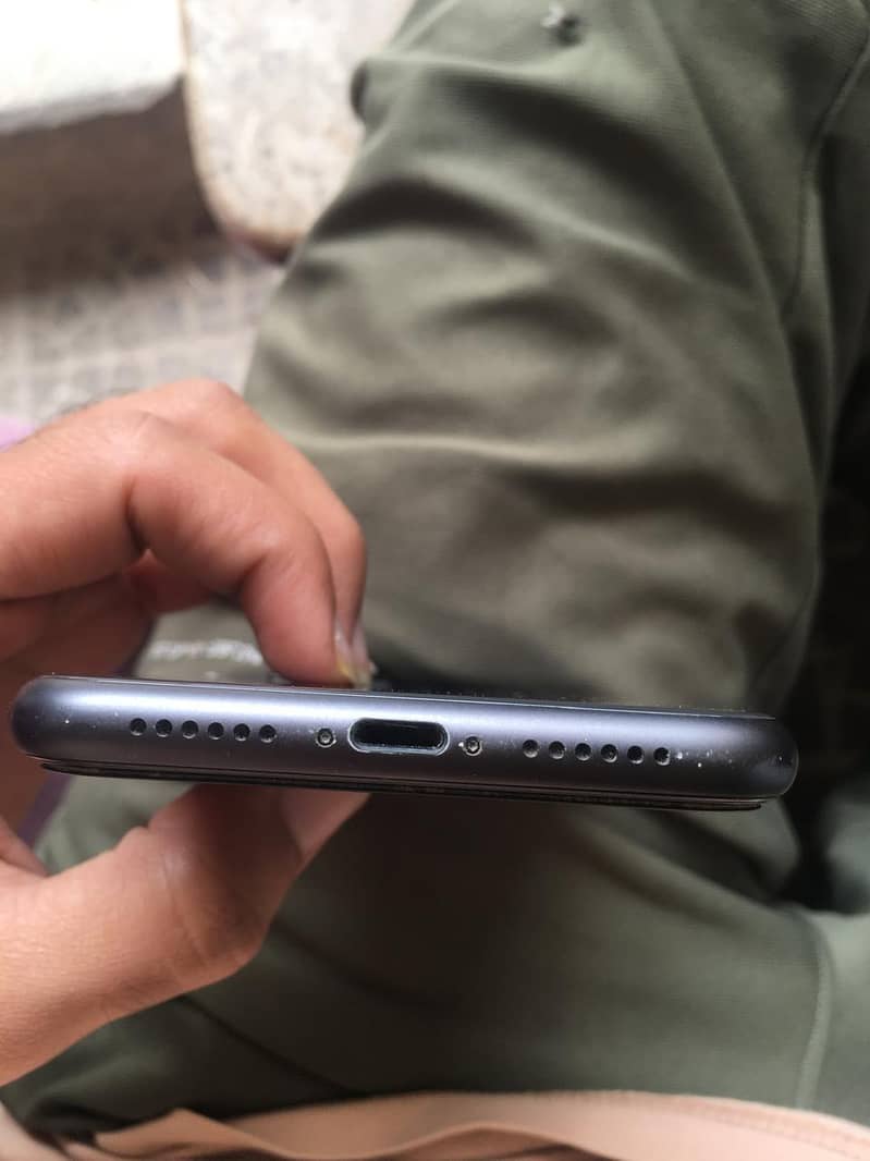 Apple iPhone 11 4