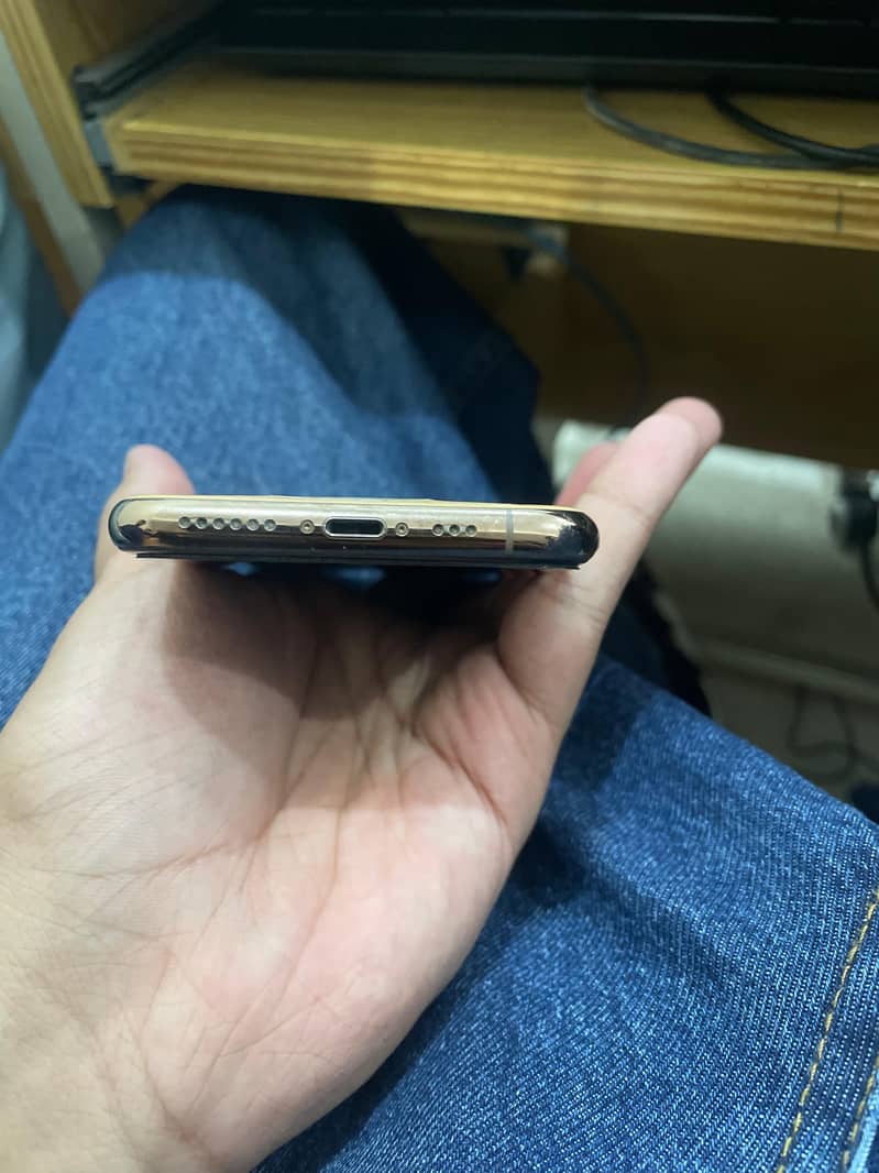 Apple iPhone 11 Pro 4