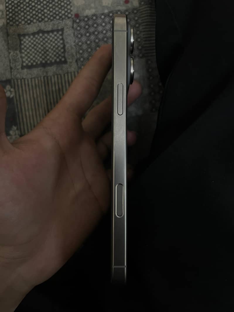 Apple iPhone 16 Pro Max 2