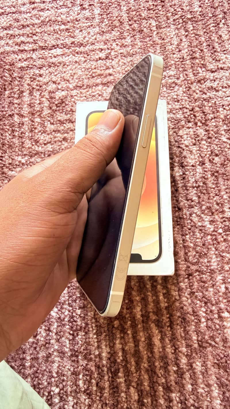 Apple iPhone 12 4