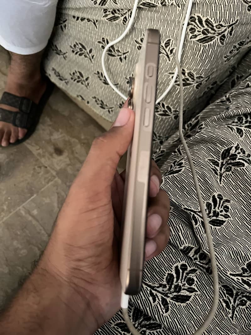 Apple iPhone 16 Pro Max 2
