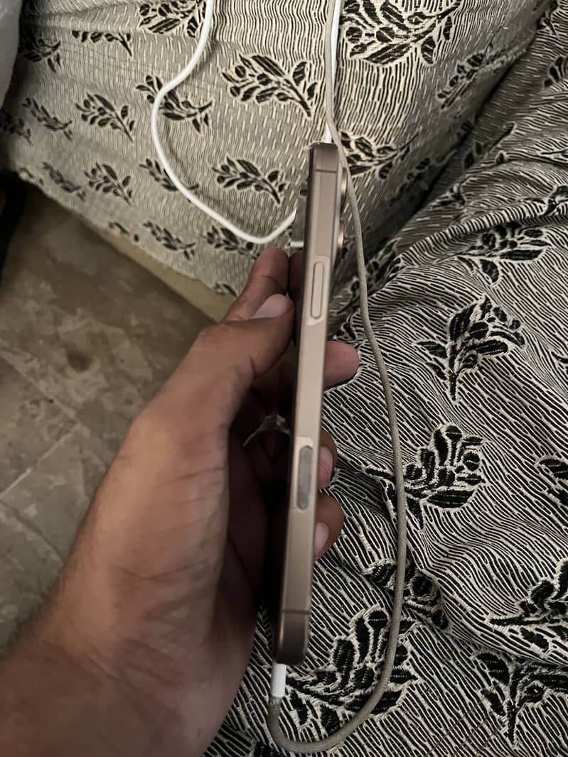 Apple iPhone 16 Pro Max 3