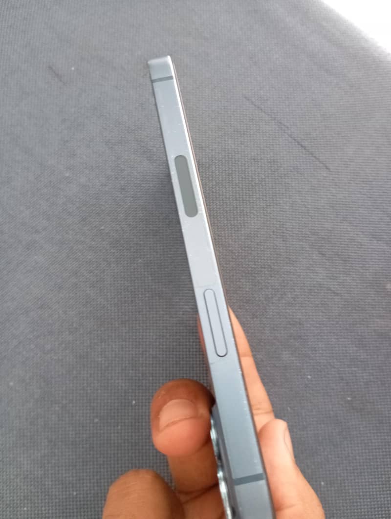 Apple iPhone 13 4