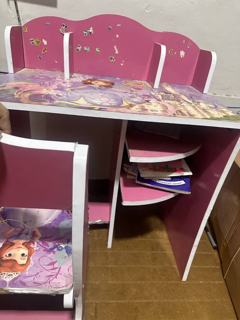 Kids study table 0