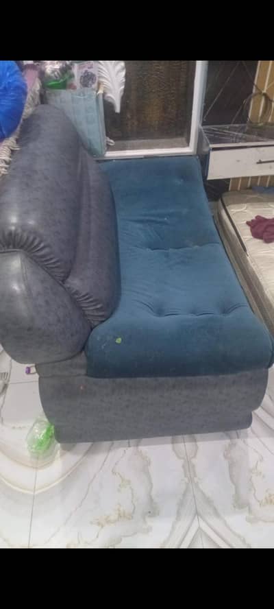 ak 3 seater hai ak 2 seater hai