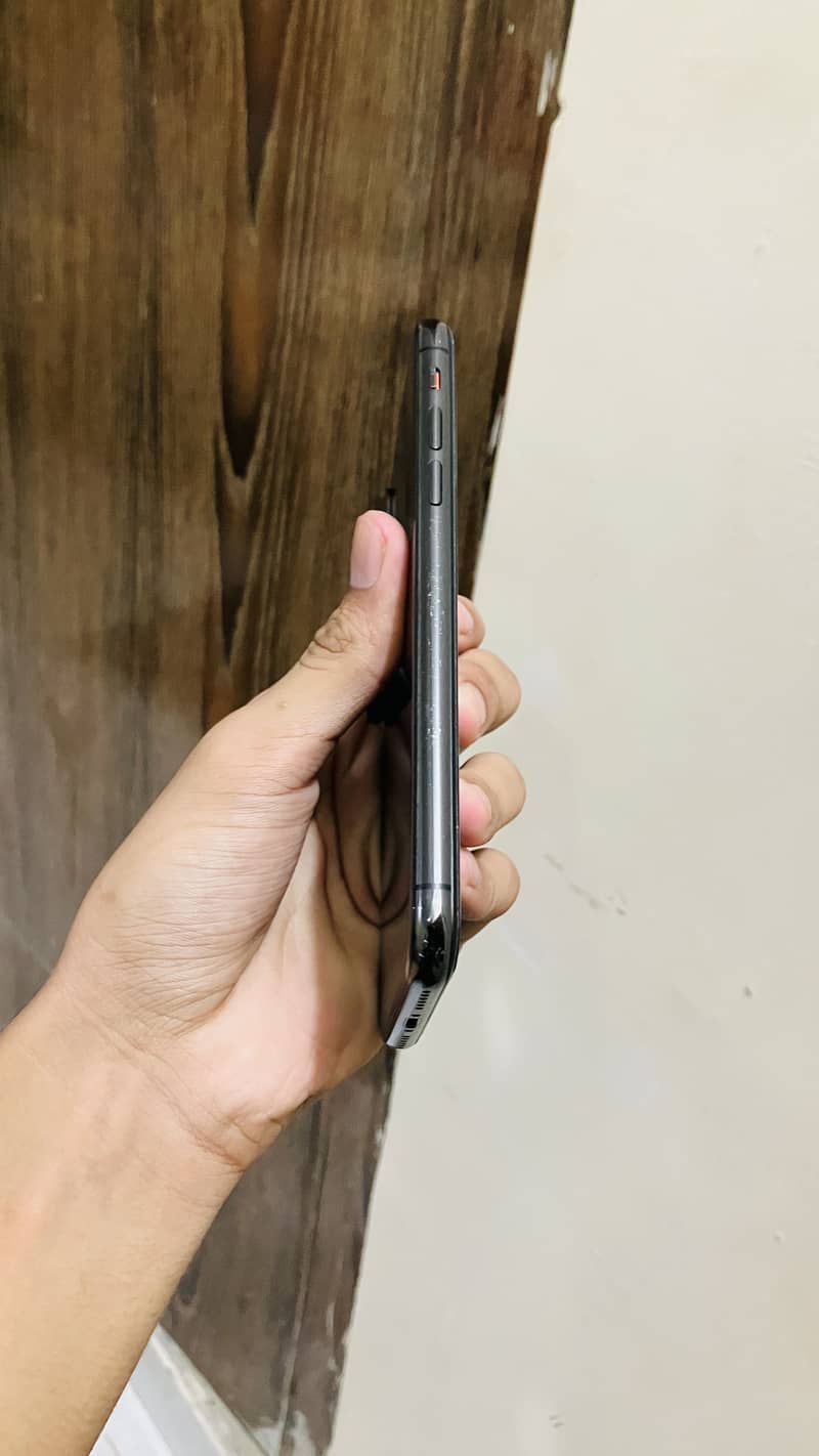 Apple iPhone X 4