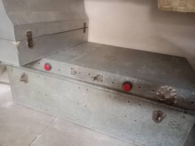 ik iron baksa ha ur ik machine ka Dabba achi condition mn haa