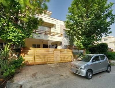 10 MARLA BEATIFULL Corner HOUSE AVAILABLE FOR SALE