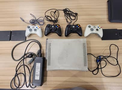 XBOX 360 +  4 Controllers 120 GB