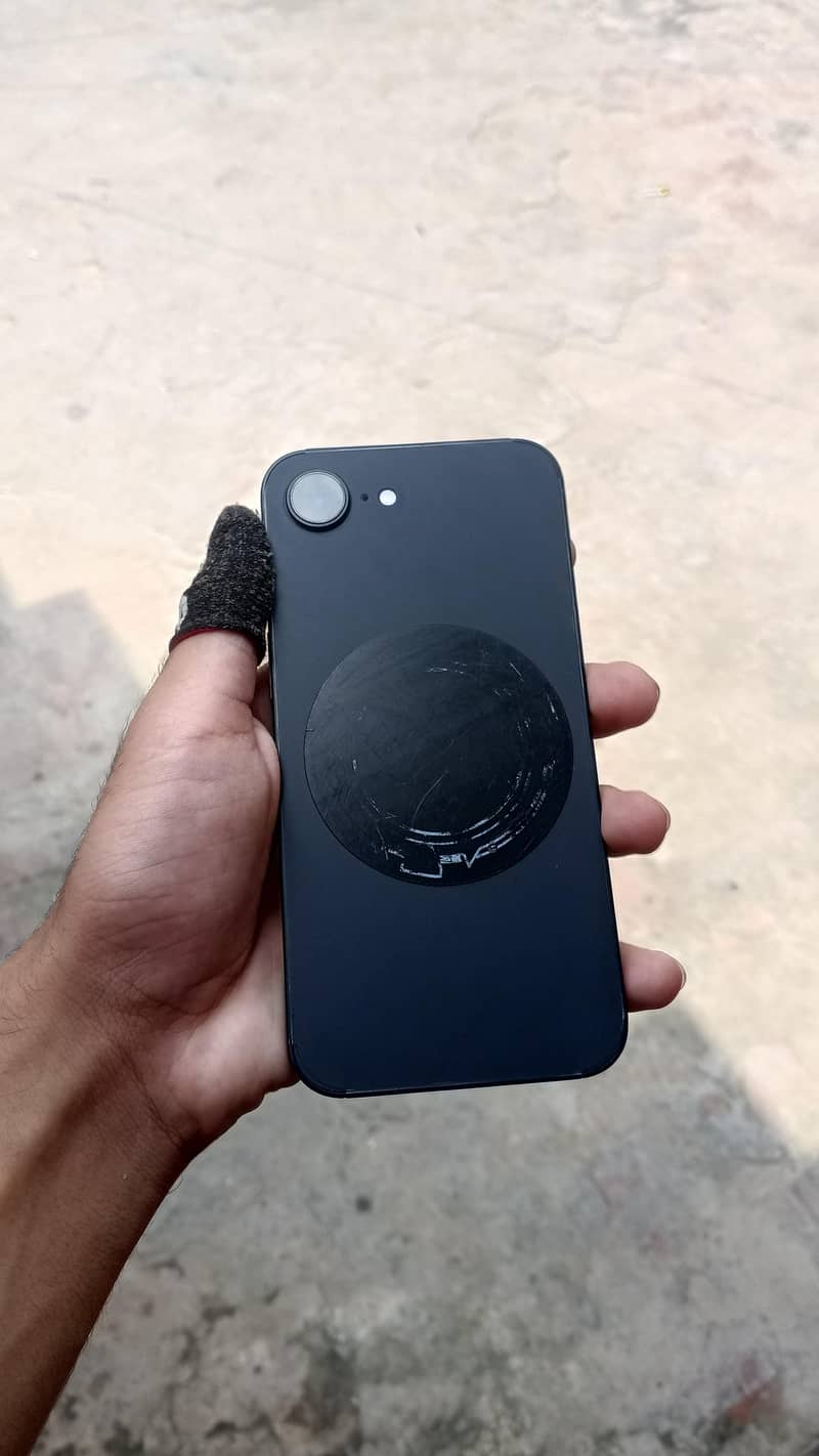 Apple iPhone 16e 1