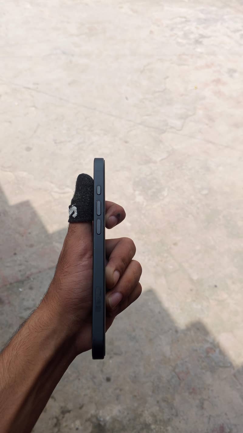 Apple iPhone 16e 4