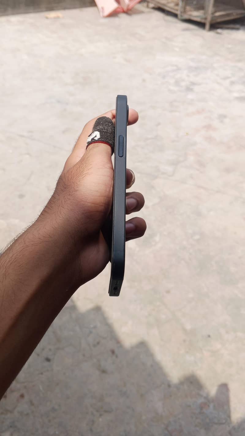 Apple iPhone 16e 5