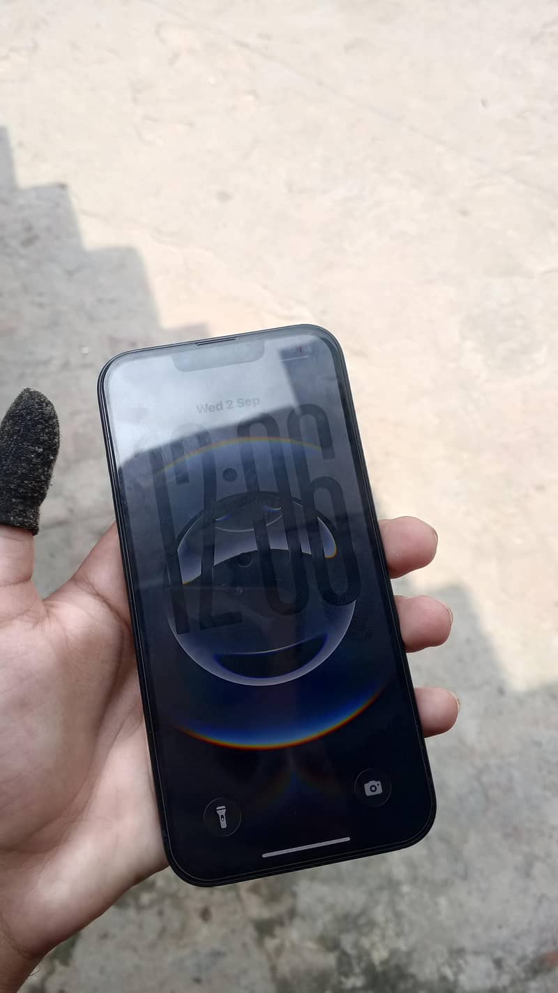 Apple iPhone 16e 7