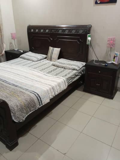 Bed with 2 side tables and dressing table