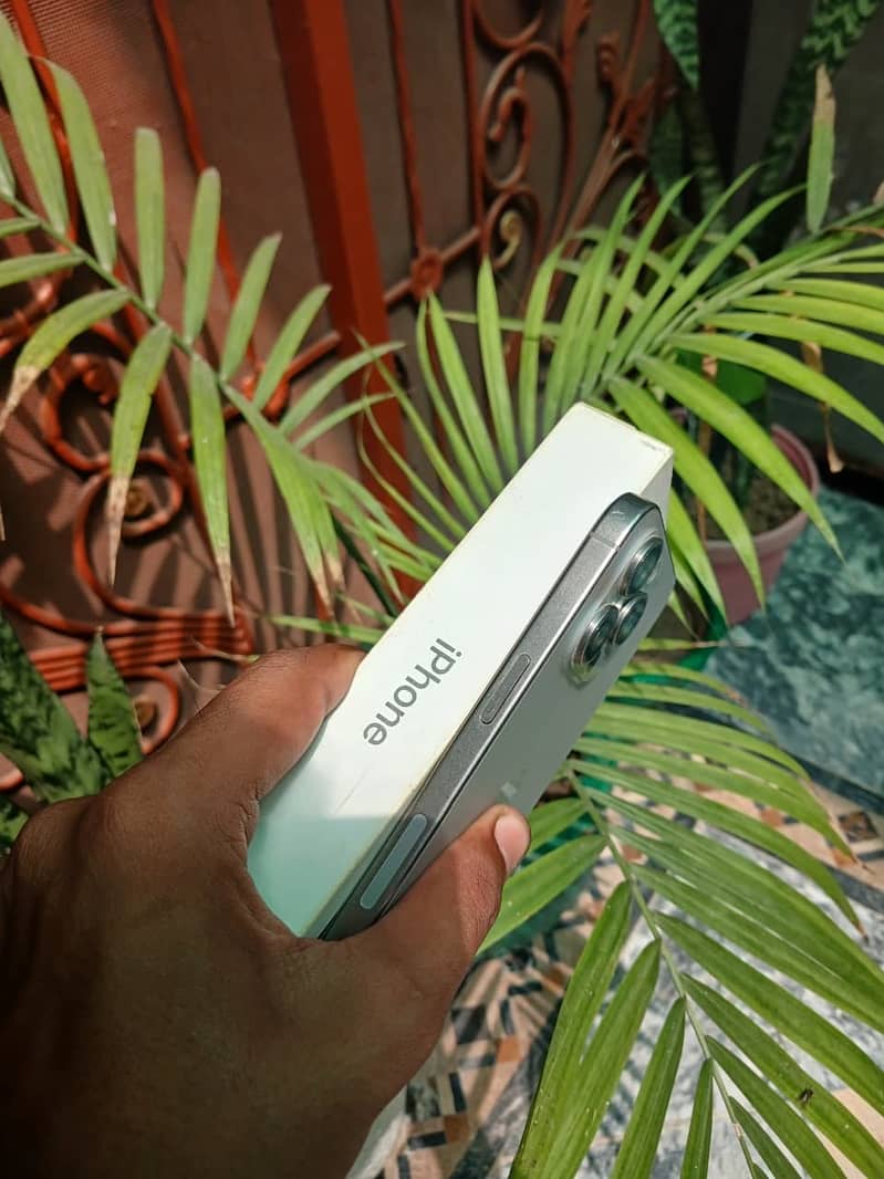 Apple iPhone 15 Pro Max 4