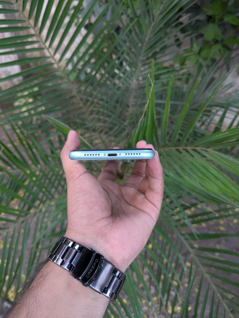 Apple iPhone 11 7