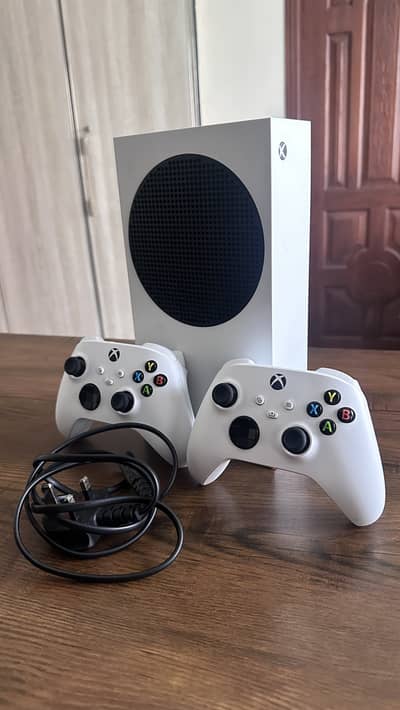 Xbox Series S 512GB, 2 Controllers, Complete Box, Barely Used