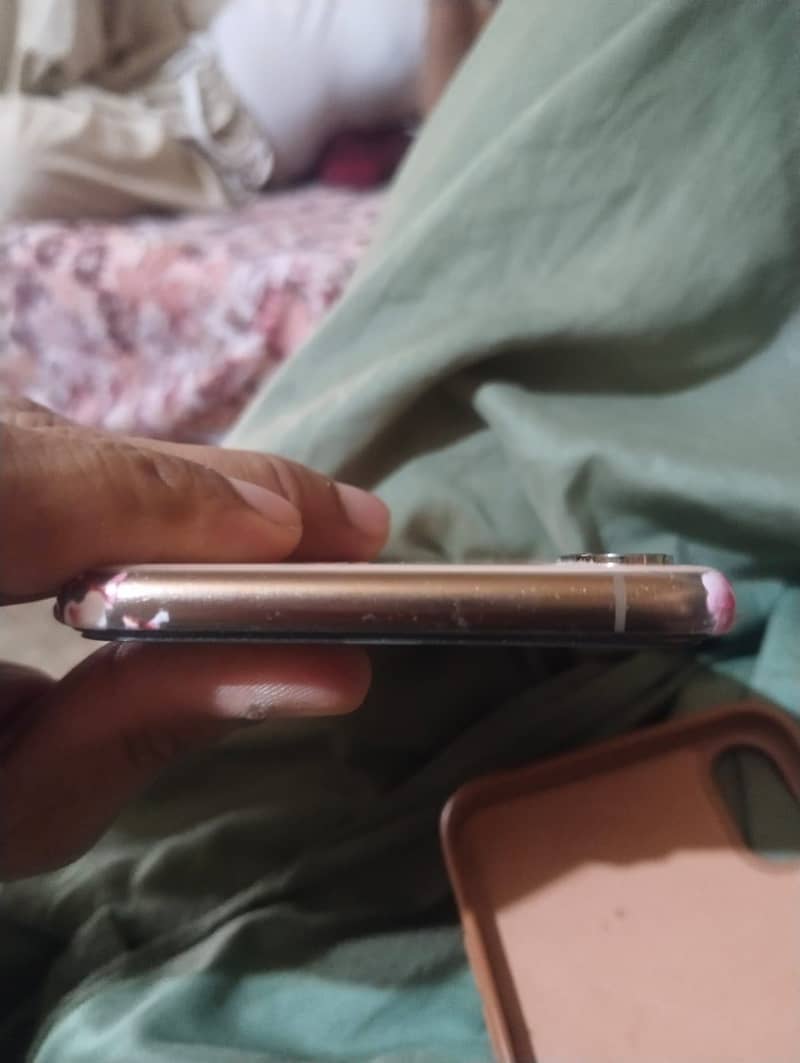 Apple iPhone Xs Max 3