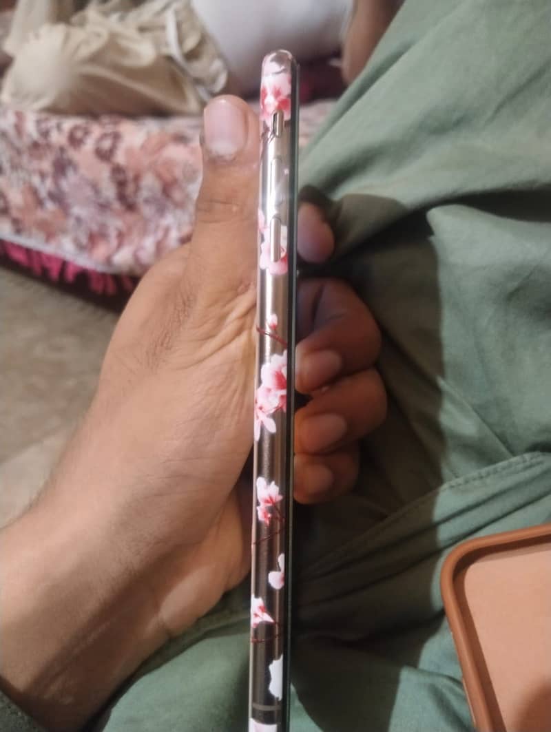 Apple iPhone Xs Max 4