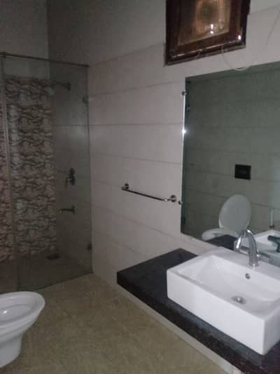 2 bed lounge well maintained 2nd floor portion available for rent