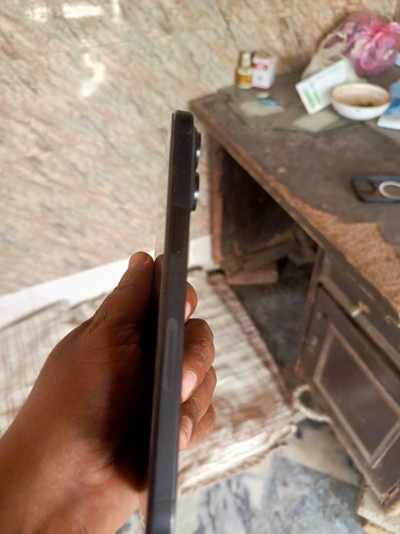 Apple iPhone 15 Pro 2