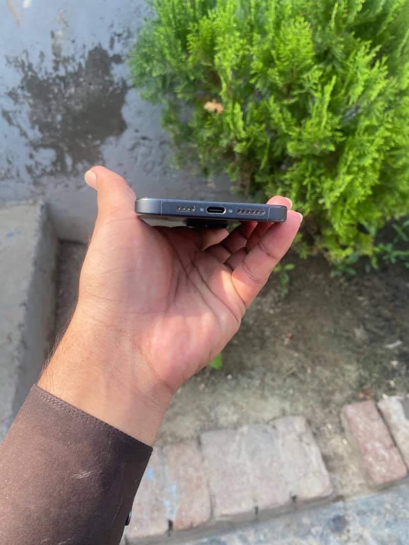 Apple iPhone 15 Pro Max 4