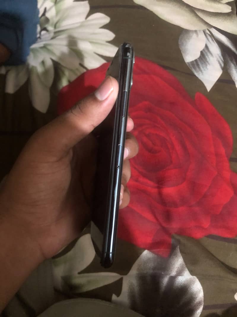 Apple iPhone 11 Pro Max 4