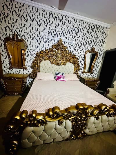 Selling luxury Bed Set Good Condition