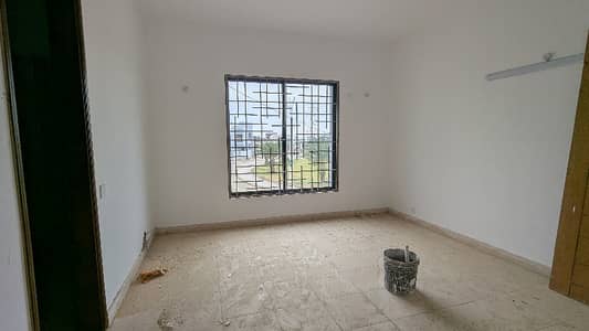 340 Square Yards Main Road Villa For Rent