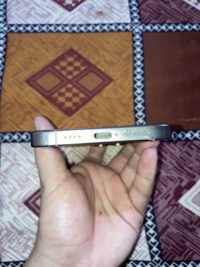 Apple iPhone 16 Pro Max 1