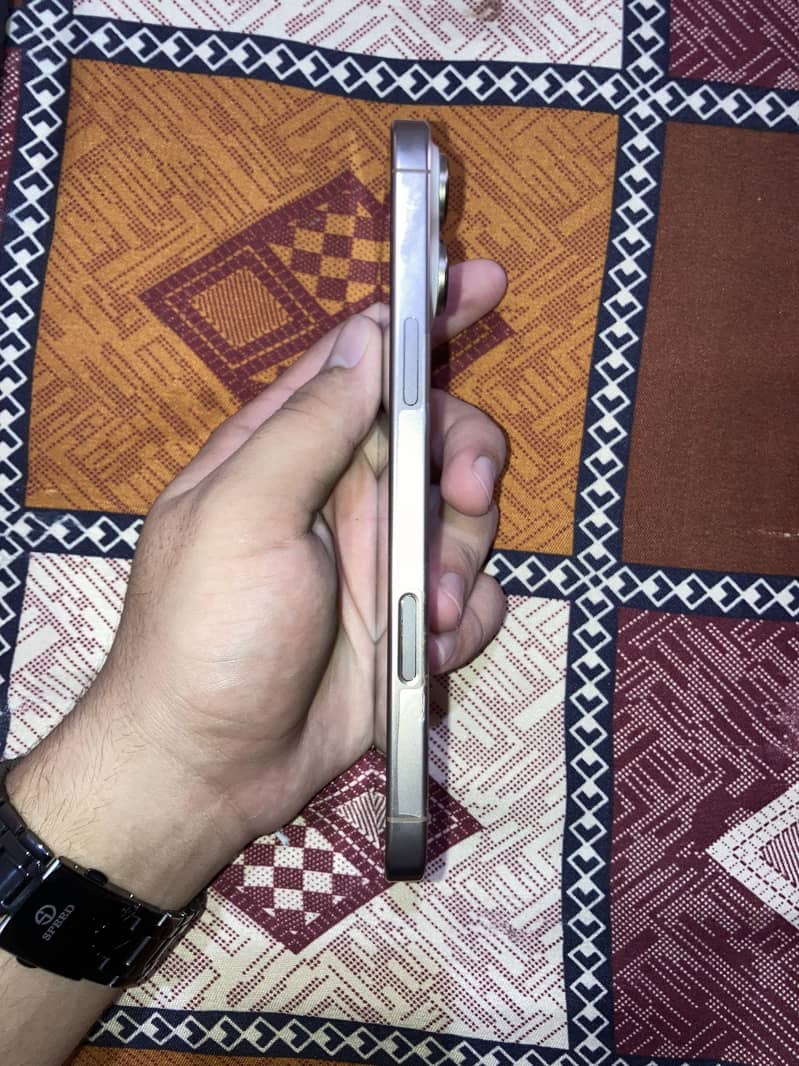 Apple iPhone 16 Pro Max 4