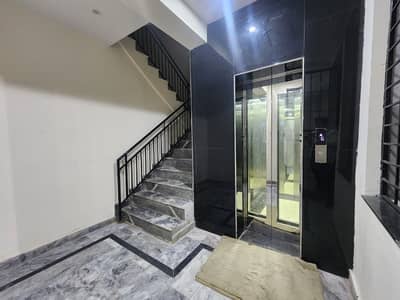 10 Marla 2ND FLOUR HALL New Type Lift Avalibial