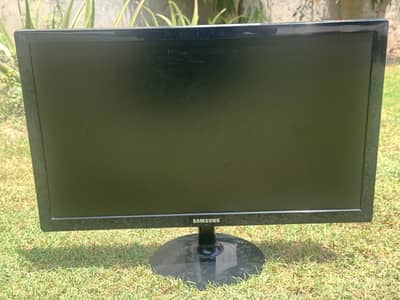 Samsung 24 Inch gaming monitor 1080p 60 hertz Full HD HDMI/VGA