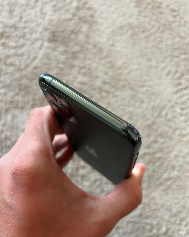 Apple iPhone 11 Pro Max 4