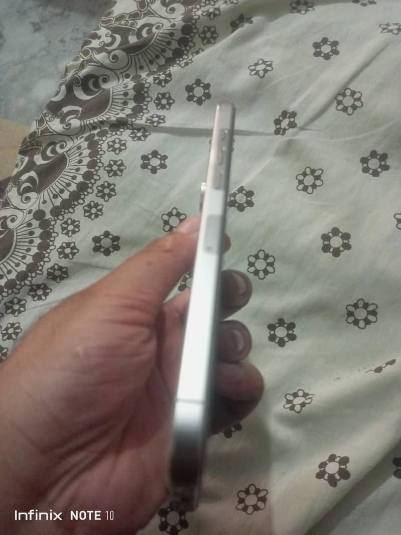 Apple iPhone 16 Pro Max 2