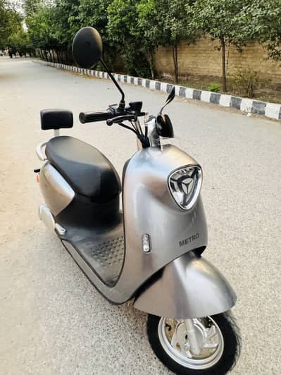 Metro M6 EV Scooter