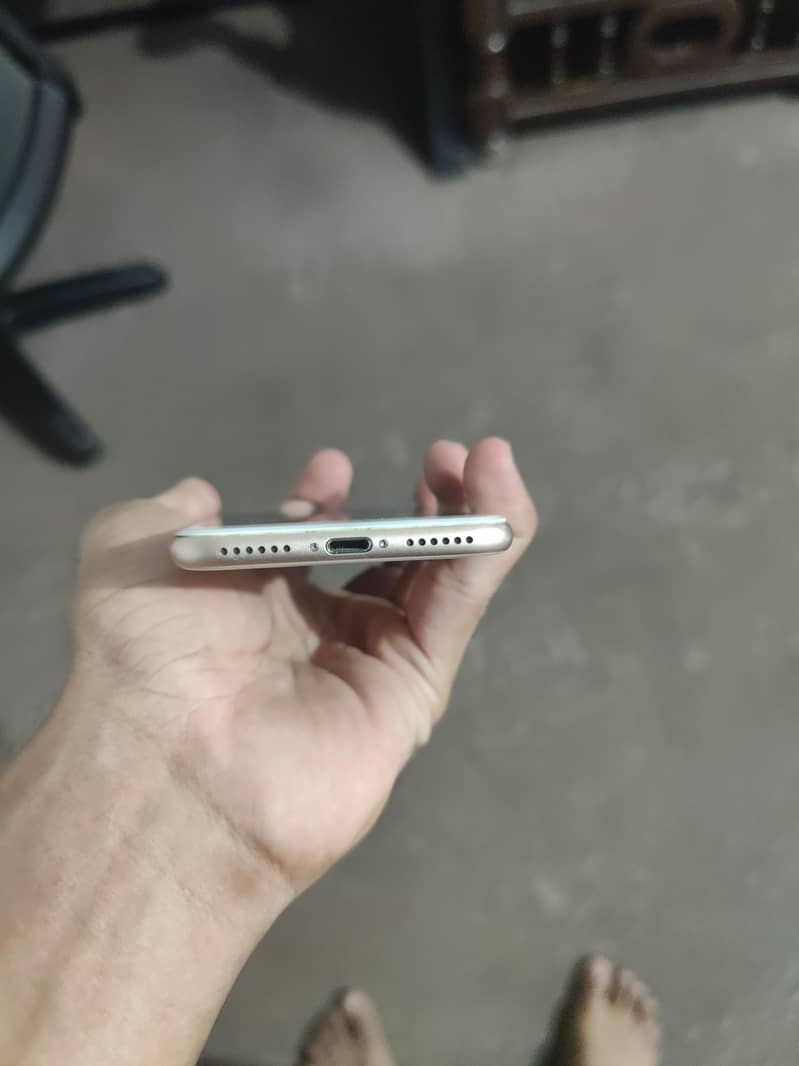 Apple iPhone 8 3