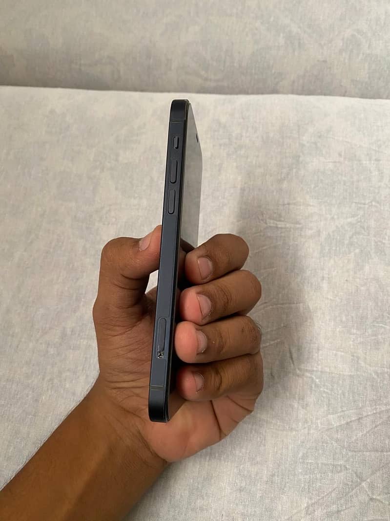 Apple iPhone 12 4