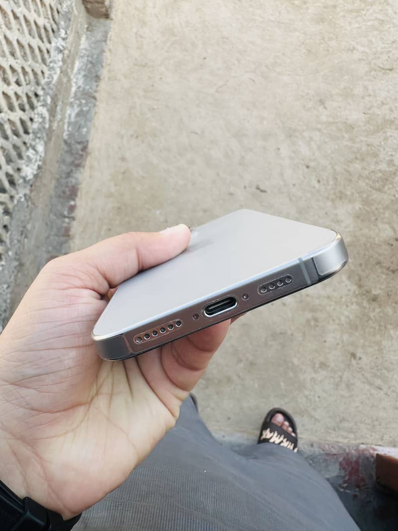 Apple iPhone 16 Pro Max 1