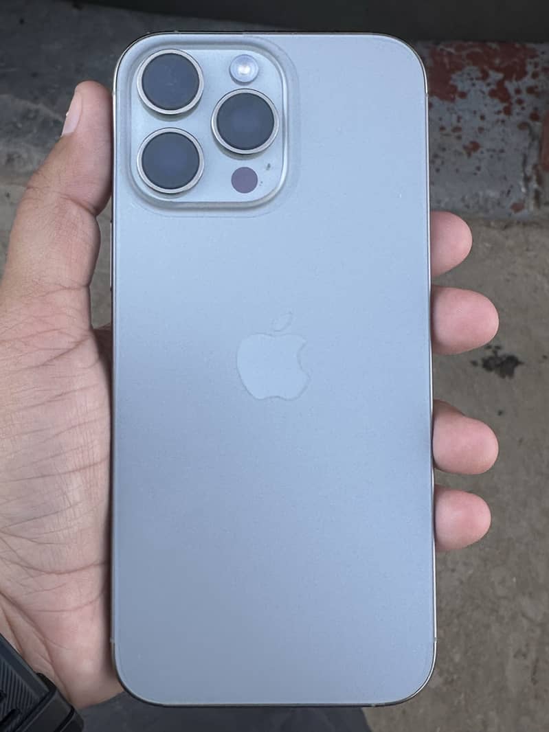 Apple iPhone 16 Pro Max 3