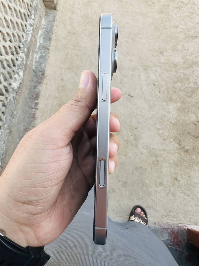Apple iPhone 16 Pro Max 4