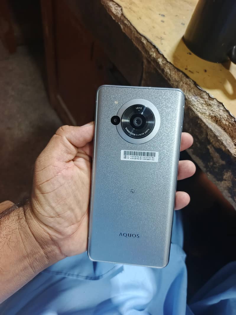 sharp Aqous r 7 0