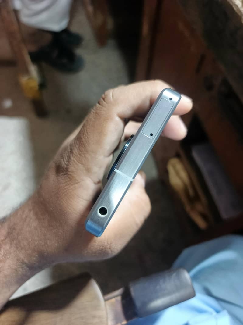 sharp Aqous r 7 4